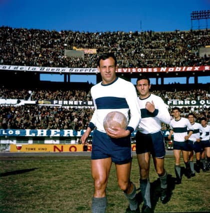 Encabezando el equipo de Gimnasia y Esgrima La Plata, donde tuvo una buena campaña