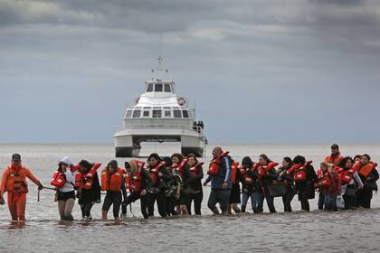Encalló un catamarán en Olivos con más de cien docentes que festejaban el Día del Maestro