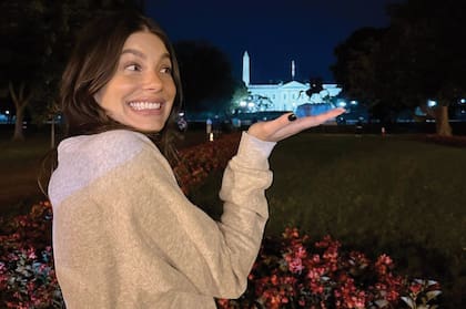 Encantada con su primera vez en Washington, Camila se tomó una foto como si sostuviera la Casa Blanca en la palma de su mano.