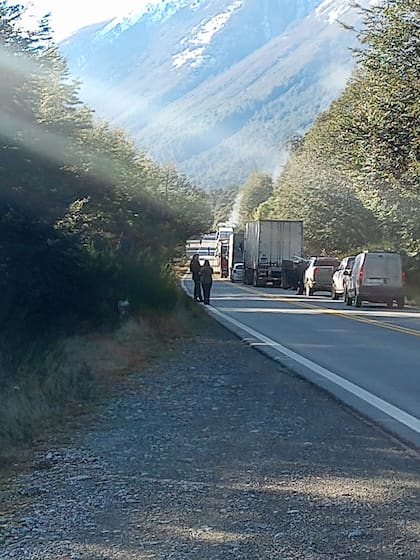 Encapuchados cortan la Ruta 40 en Villa Mascardi
