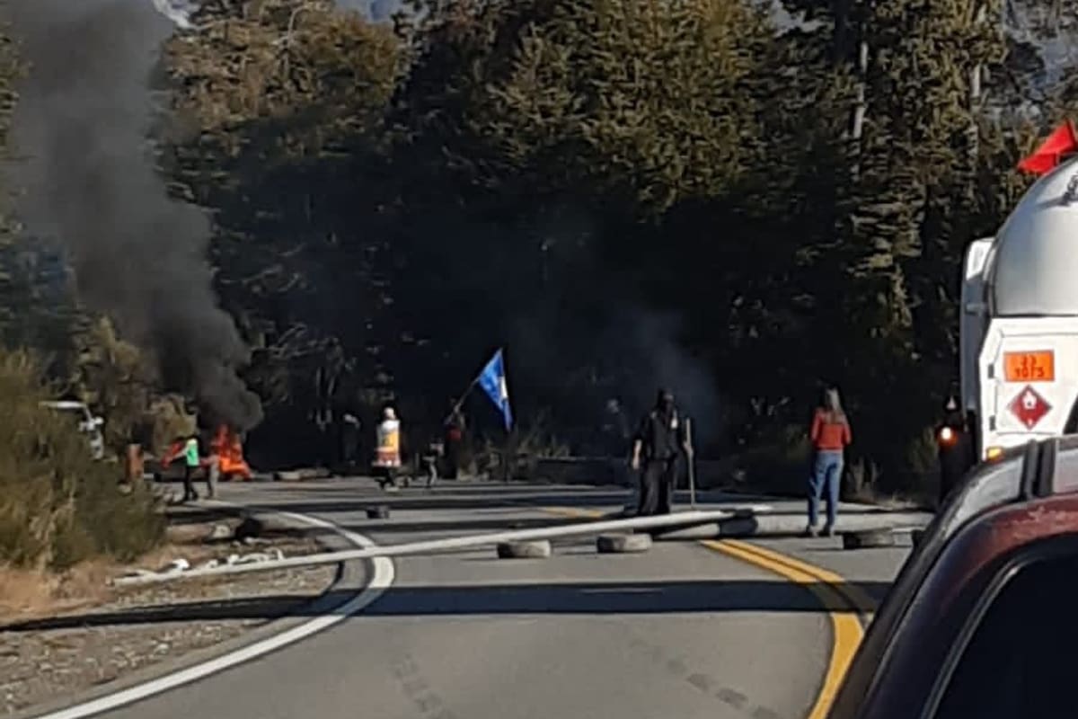 Encapuchados cortan la Ruta 40 en Villa Mascardi