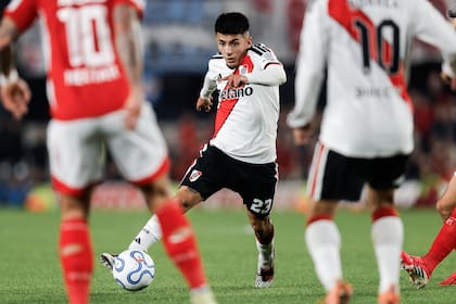 Encara Almada con la pelota dominada