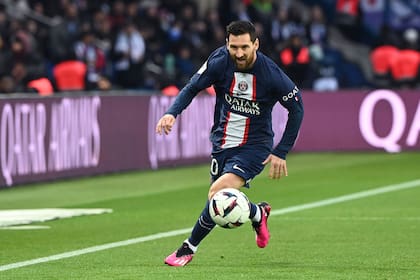 Encara por la izquierda Lionel Messi en el comienzo de PSG - Toulouse