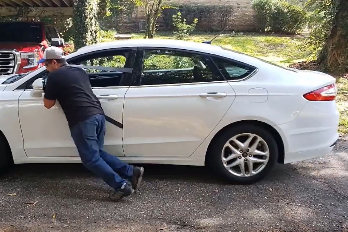 Encender el auto empujado puede generar un desgaste prematuro en el sistema de transmisión (Foto: Captura YouTube Desnundando Negocios)