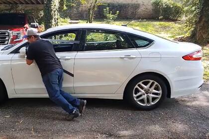 Encender el auto empujado puede generar un desgaste prematuro en el sistema de transmisión (Foto: Captura YouTube Desnundando Negocios)