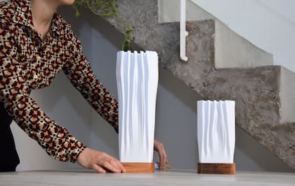 Encendidas, las luminarias que diseña Ignacio Martínez Todeschini dan una luz intimista; cuando están apagadas, funcionan como esculturas