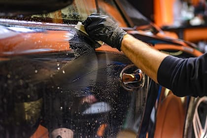 Encerar un auto y detallarle la pintura no es un trabajo fácil; debe ser realizado por profesionales si no se quiere ver un daño en la pintura del carro