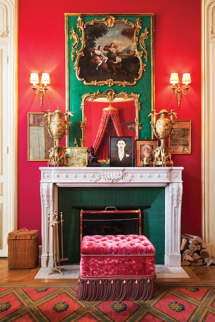 Encima de la chimenea se destacan un espejo y un óleo estilo rococó. El par de ánforas de bronce “ormolu” combinan a la perfección con el pequeño retrato de Proust, réplica del que Jacques Emile Blanche le pintó en 1892
