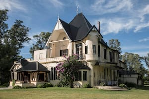 Enclavada en un extenso parque, la casa de estilo anglosajón, con torre y techos empinados, invita a una cómoda estadía con actividades al aire libre.