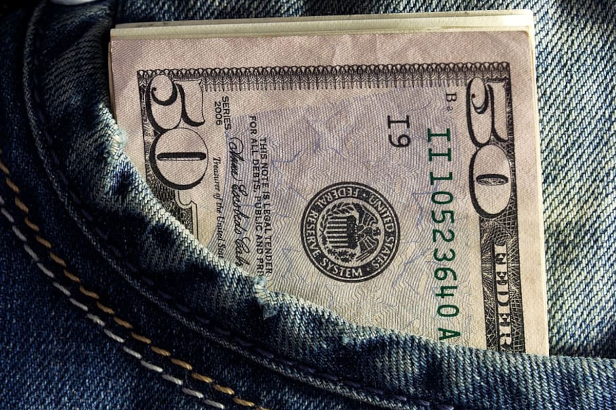 Encontrar dinero en la ropa guardada, según el Feng Shui, se interpreta como una señal simbólica de abundancia