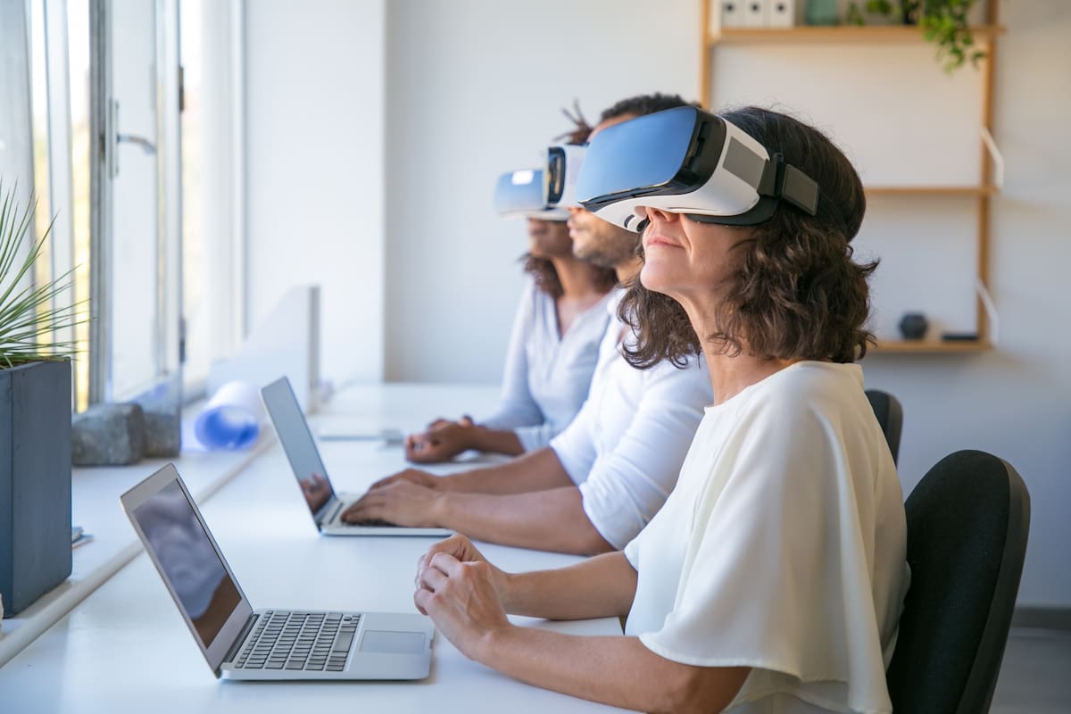 Encontrar el equilibrio para emplear la tecnología, sin dejar de tener el aspecto humano como protagonista parece ser la clave para avanzar dentro del plano de los beneficios, sin caer en los riesgos.