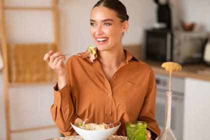 Encontrar un buen horario para comer antes de ir a acostarnos es vital para un óptimo descanso