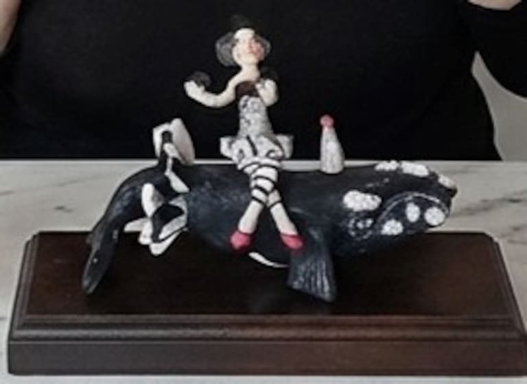Encontrar una arcilla que pudiera tocar y no sentir dolor fue el primer paso para desarrollar su arte