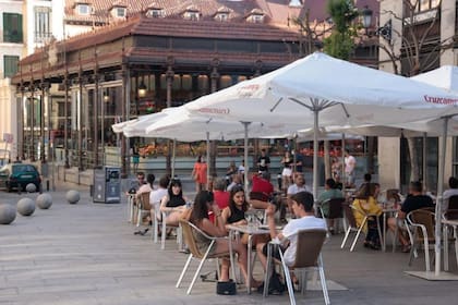 Encontrar una mesa en las típicas terrazas madrileñas se ha vuelto más difícil