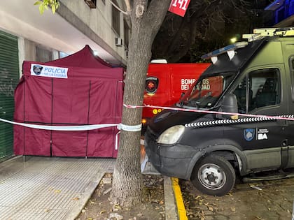Encontraron a una pareja y a sus dos hijos muertos a cuchillazos, en la calle Aguirre 295, en Villa Crespo