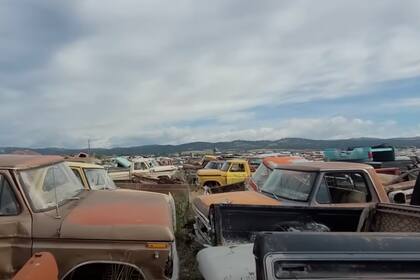 Encontraron el cementerio de autos más grande del mundo en Montana, Estados Unidos