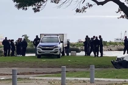 Encontraron el cuerpo de un joven en la costanera de Quilmes: tenía las manos atadas y un golpe en la cabeza