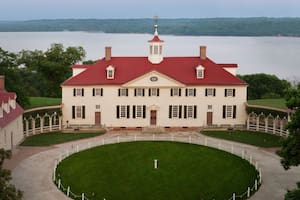 Encontraron en la casa de George Washington dos botellas de vidrio con un líquido extraño del siglo XVIII