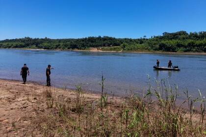 Encontraron sin vida a dos hermanos que fueron arrojados al río Paraná por su madre.