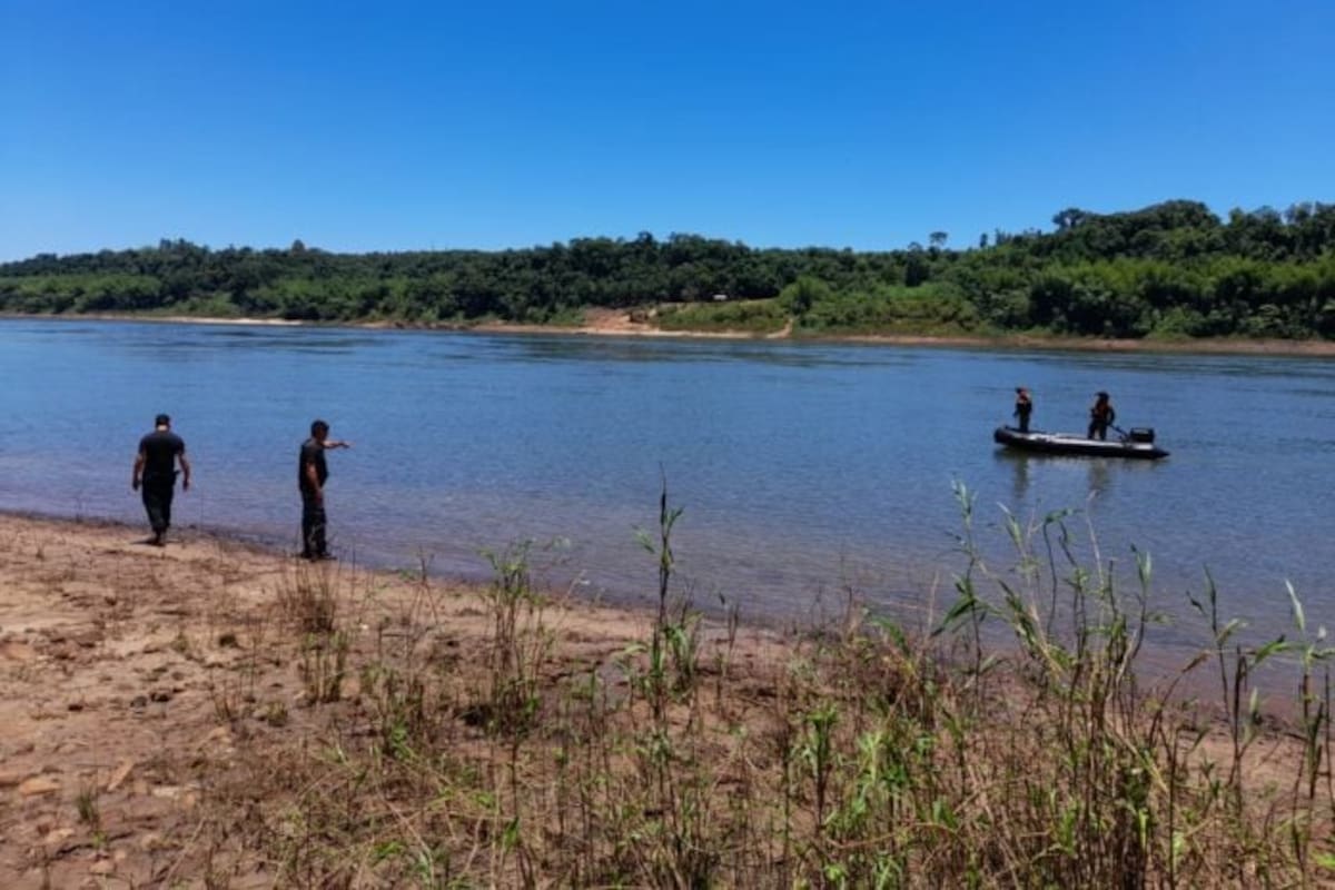Encontraron sin vida a dos hermanos que fueron arrojados al río Paraná por su madre.