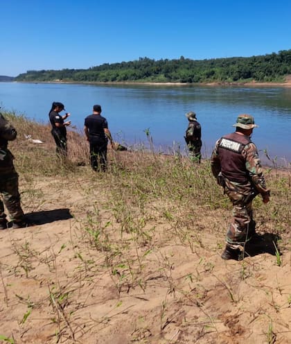 Encontraron sin vida a dos hermanos que fueron arrojados al río Paraná por su madre.