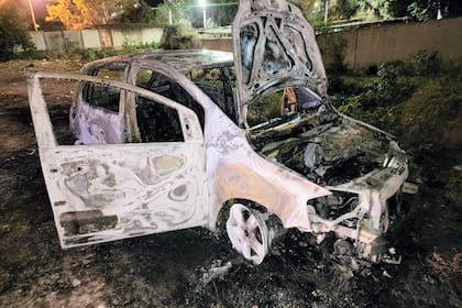 Encontraron un auto quemado cerca del lugar donde fue hallado un cuerpo en Villa Gobernador Gálvez