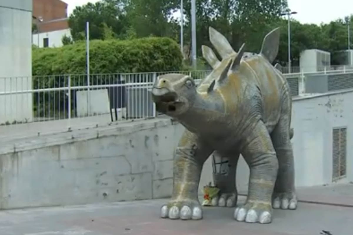 Encontraron un hombre muerto dentro de la estatua de un dinosaurio en España