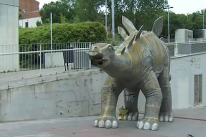 Encontraron un hombre muerto dentro de la estatua de un dinosaurio en España