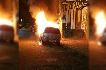 Encontraron una botella con líquido inflamable cerca de una Chevrolet prendida fuego esta madrugada