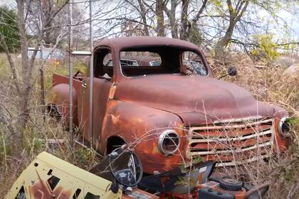Encontraron una colección de autos vintage abandonados y se toparon con una sorpresa