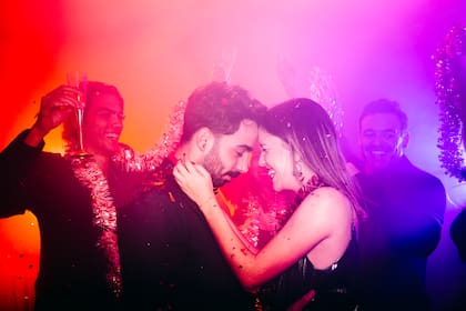Encontrarse con el interés romántico de uno señala el deseo de conectar con él