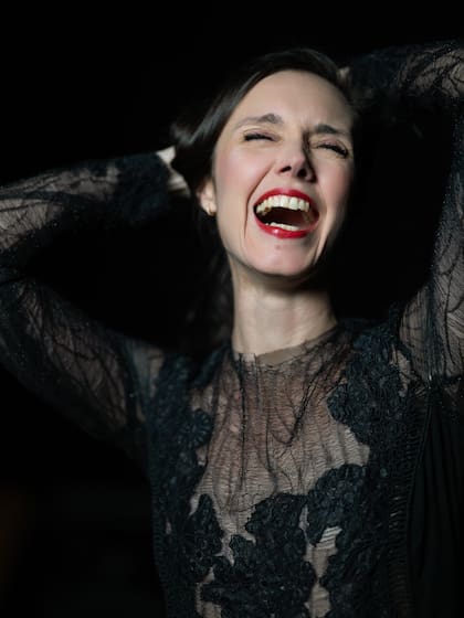 "Encontré una orquesta excelente a nivel musical, muy buenos solistas y gente con calor humano, ganas de trabajar y desarrollar un vínculo, concretar proyectos, mantener la historia del Colón y de la orquesta, y a la vez renovar", repasa Zoe Zeniodi