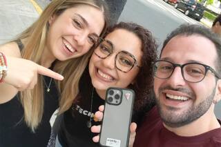 Encontró un celular durante el recital de Dua Lipa y con una foto logró encontrar al dueño para devolverlo