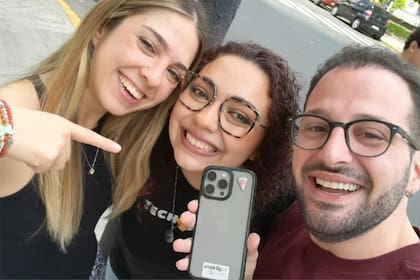 Encontró un celular en el recital de Dua Lipa y se lo devolvió a su dueño