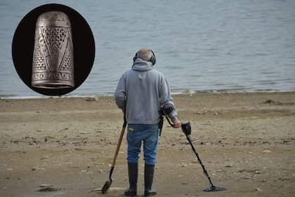 Encontró un objeto histórico mientras caminaba con su detector de metales
