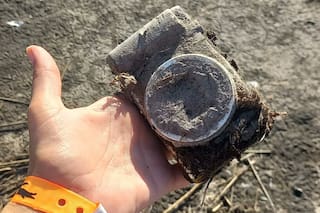 Encontró una cámara enterrada hace seis años, halló a sus dueños y se sorprendió al escuchar su historia