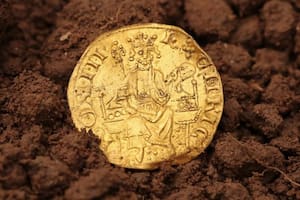 Encontró una moneda de oro con su detector de metales y la vendió a casi 650.000 libras