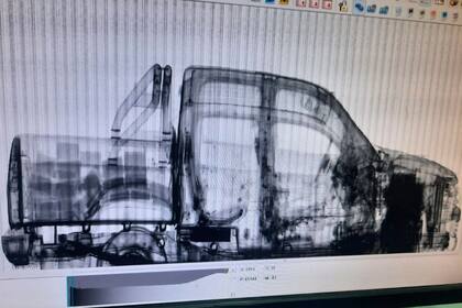 Encuentran 112 kilos de cocaína dentro de una camioneta abandonada al costado de una ruta en Salta