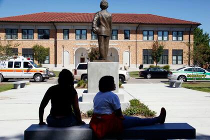 Encuentran a estudiante negro colgado en universidad de Mississippi; descartan actividad sospechosa