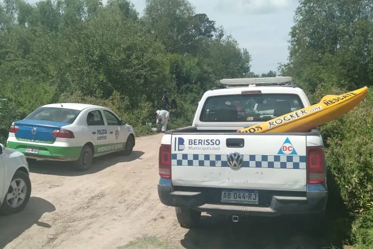 encuentran el cuerpo de una mujer en estado de descomposición flotando en un desagüe