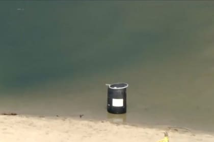 Encuentran un cuerpo dentro de un barril en una playa de Malibu