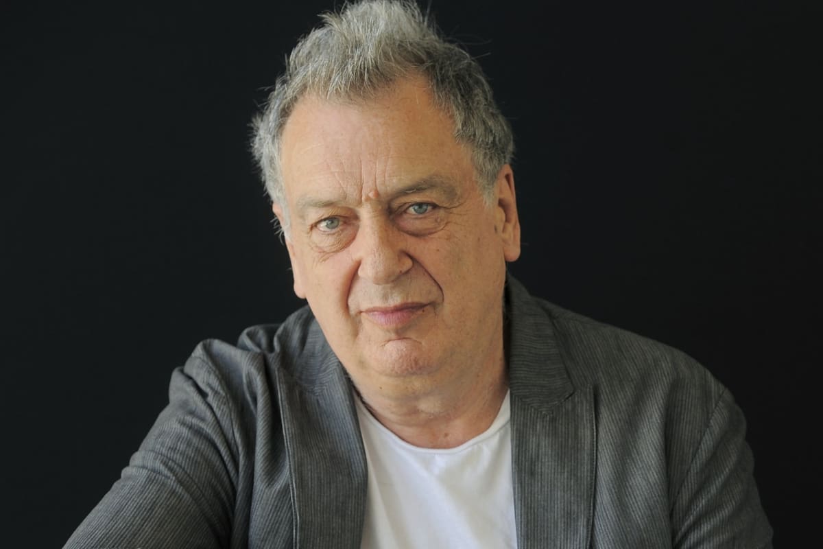 Encuentro con el genial y nada simpático director que volvió a la trastienda política con "A Very English Scandal"