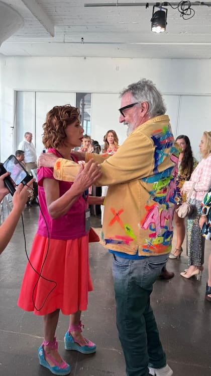 Encuentro de amigos. La diseñadora española Agatha Ruiz de la Prada presente en el desfile de Benito en Nueva York
