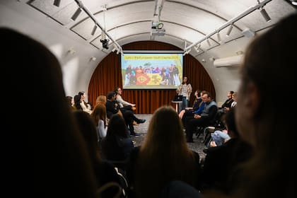 Encuentro de jóvenes ucranianos en el búnker de la municipalidad de Lviv