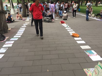 Encuentro de padres en busca de matrmonio para sus hijos, un jueves en el Parque Zhongshan, en Pekín: los jubilados no quieren fotos