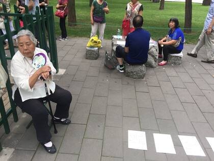 Una mujer busca pareja para su hija en el Parque Zhongshan, en Pekín