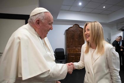 Encuentro entre el Papa y la premier italiana, Giorgia Meloni, el 12 de mayo del año pasado. (Handout / VATICAN MEDIA / AFP)