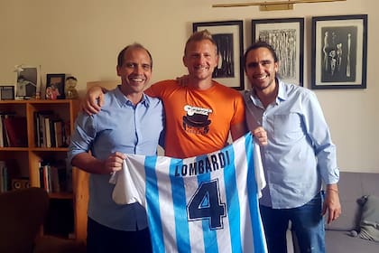 Encuentro mágico: Ignacio Turin, enviado especial de LA NACION a Qatar 1995, con Lombardi, Sorin y una camiseta con historia