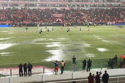 Encuentro suspendido momentaneamente por el estado del campo de juego.