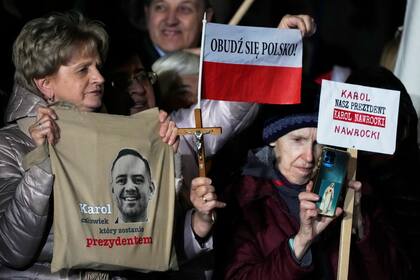 Encuesta: alcalde liberal de Varsovia e historiador se enfrentarán en segunda vuelta en Polonia